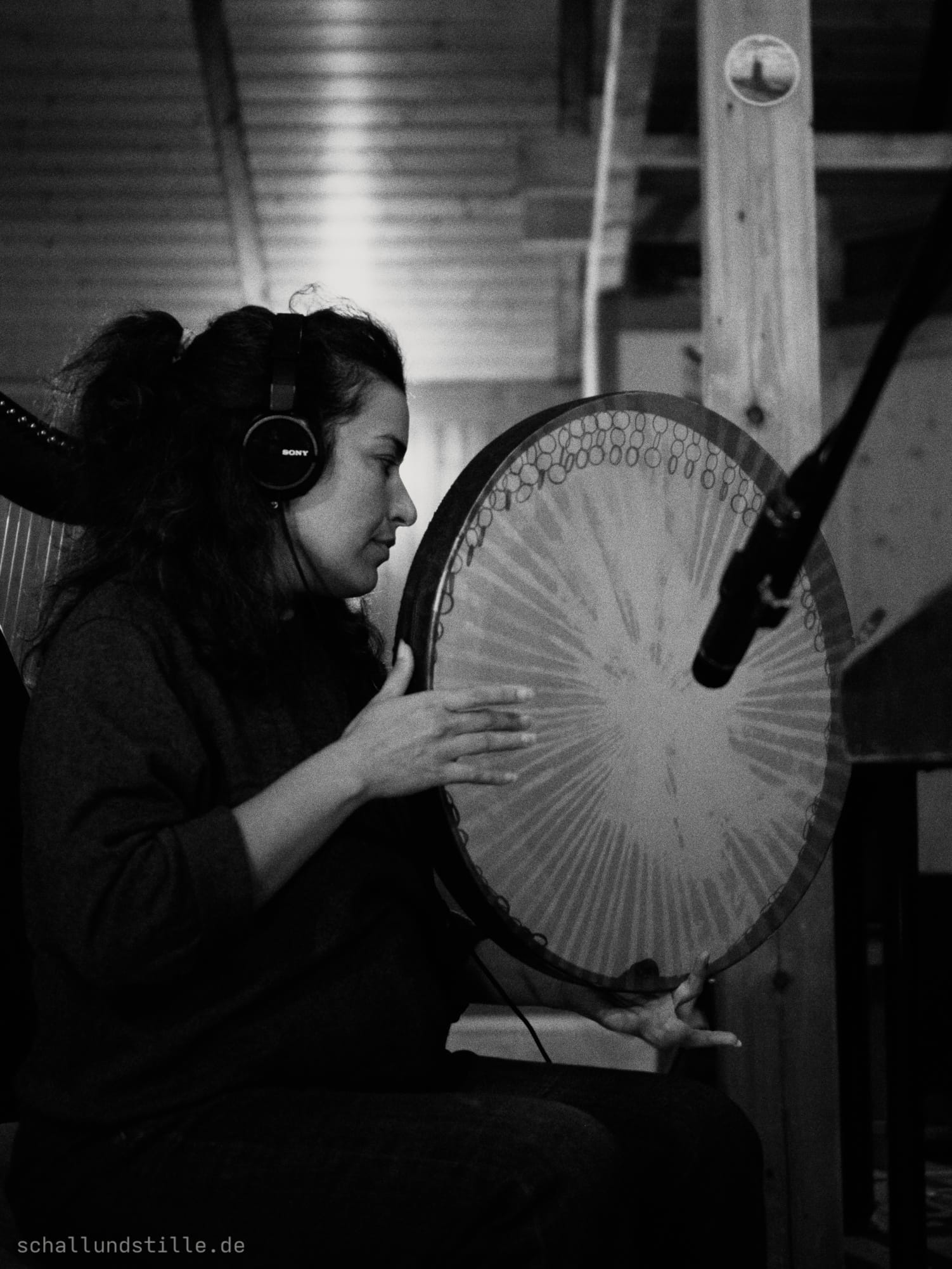 Eine Person spielt ein großes, rundes Percussion-Instrument