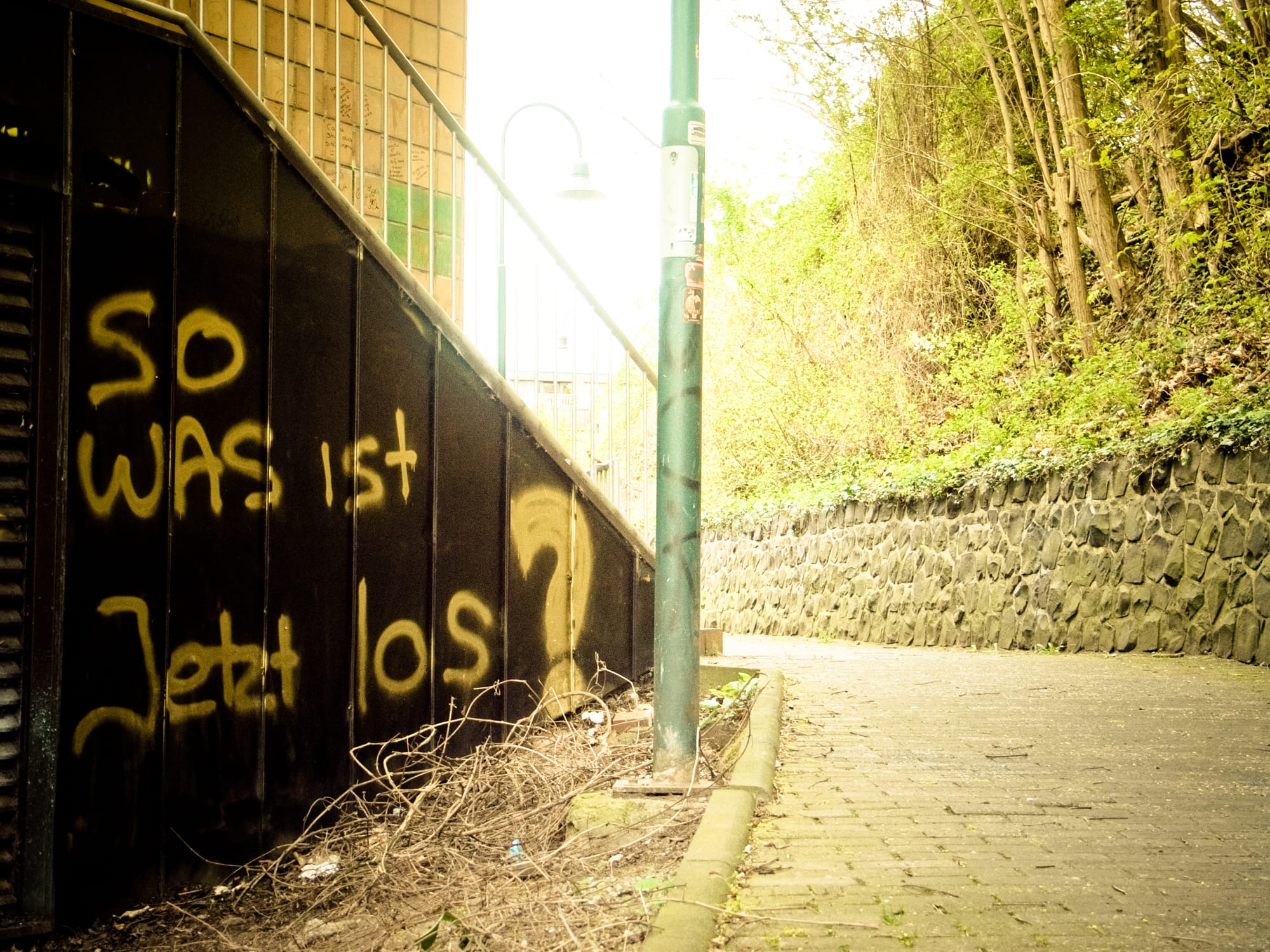 Ein Graffiti. Text: "So WAS ist Jetzt los?"