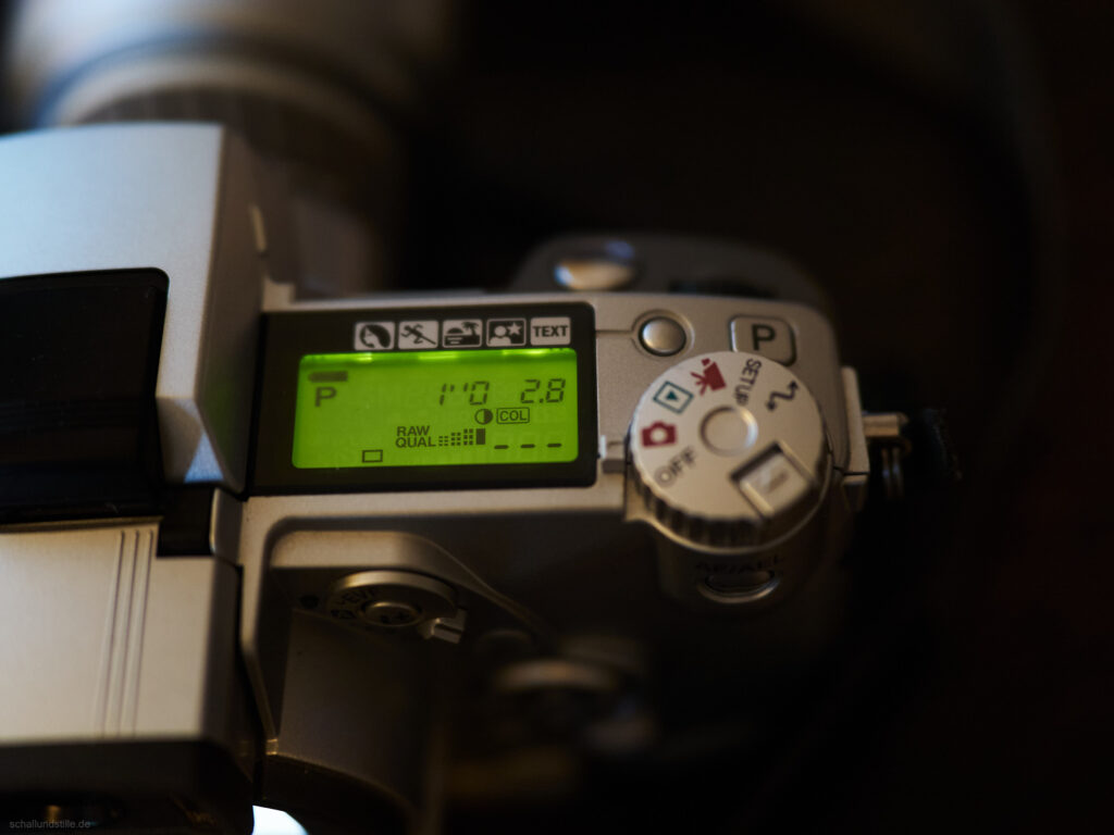 Top LCD display of the Dimage 5. 