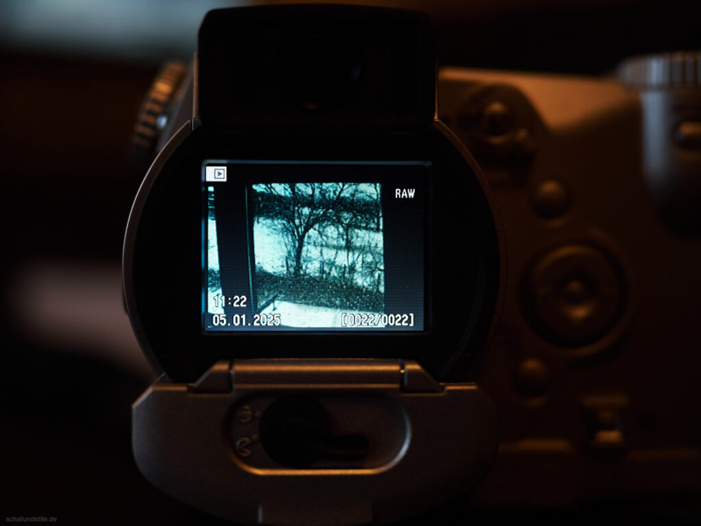 back screen of the Dimage 5, showing a (bad) raw preview